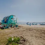 Amplia habitación con vista al mar y baño privado