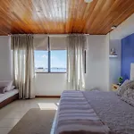 Amplia habitación con vista al mar y baño privado