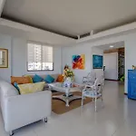 Amplia habitación con vista al mar y baño privado